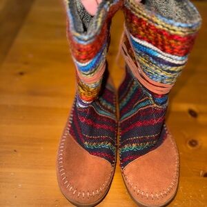 Toms Nepal Aztec Moccasin Boots Burgundy Red Suede 8.5 Fleece Lined Boho Comfy